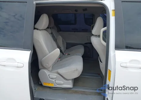 2013 Toyota Sienna Le V6 8 Passenger z USA, uszkodzony, nr VIN 5TDKK3DC3DS373223